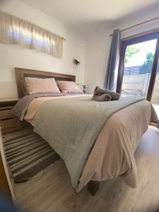 a large bed in a bedroom with a window at Cabaña moderna con piscina y excelente ubicación en Casablanca in Casablanca