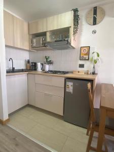 Kuchyň nebo kuchyňský kout v ubytování Cabaña moderna con piscina y excelente ubicación en Casablanca