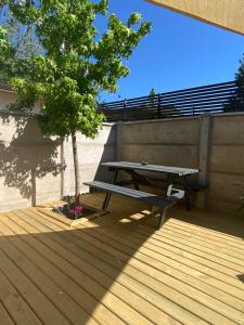a picnic table sitting on top of a wooden deck at Cabaña moderna con piscina y excelente ubicación en Casablanca in Casablanca