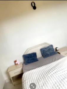 Ένα ή περισσότερα κρεβάτια σε δωμάτιο στο Ivan John Guest home