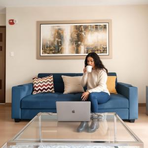 Χώρος καθιστικού στο E 24h Urban Comfort 1BR 302