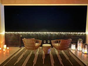 balcón con 2 sillas, mesa y luces en The C House - 3 Story, en Flagler Beach 59 fotos más