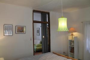 ein Schlafzimmer mit einem Bett, einem Spiegel und einer Lampe in der Unterkunft Maison Mille Fleurs in Sankt Julian