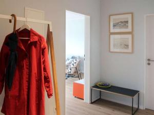 ein Zimmer, an dessen Tür eine rote Jacke hängt. in der Unterkunft Holiday apartment with 1 bedroom in Murnau am Staffelsee