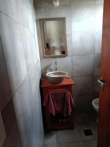 ビージャ・アニサカテにあるCasa Barrancas del Río Anisacateの洗面台と鏡のあるバスルーム