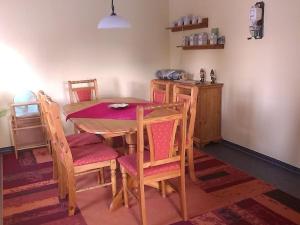 ein Esszimmer mit Tisch und Stühlen und eine Küche in der Unterkunft 2 in the holiday home Am Waldweg in Arnoldshammer + 7 Fotos