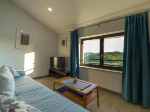 Μια τηλεόραση ή/και κέντρο ψυχαγωγίας στο Two Bedroom Apartment with Terrace