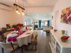 Χώρος καθιστικού στο Two Bedroom Apartment with Terrace