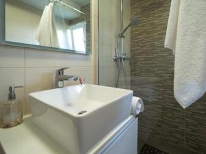 Ένα μπάνιο στο Two Bedroom Apartment with Terrace +14 φωτογραφίες