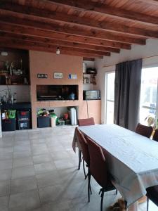 ビージャ・アニサカテにあるCasa Barrancas del Río Anisacateの部屋にテーブルと椅子のあるキッチン