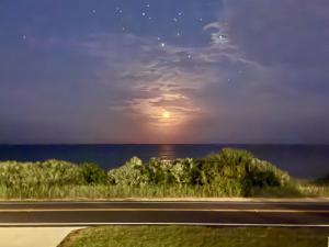 una vista de la puesta de sol desde una carretera en The C House - 3 Story, en Flagler Beach