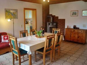 Kuchyň nebo kuchyňský kout v ubytování Holiday home in Zislow with swimming pool