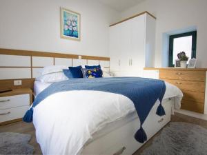 een slaapkamer met een groot bed met blauwe en witte lakens bij Villa in Zavojane with swimming pool in Vodenjak +46 foto's