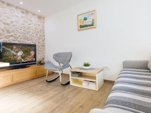 een woonkamer met een bed en een televisie bij Villa in Zavojane with swimming pool in Vodenjak