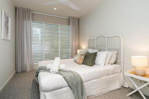 Postel nebo postele na pokoji v ubytování Lighthouse Peek - Luxury, Central, Private Pool + 29 fotografií