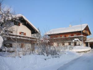 菲施巴豪Holiday apartment with 2 bedrooms的一座房子,被雪覆盖在建筑物旁边