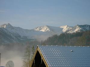 菲施巴豪Holiday apartment with 2 bedrooms的房子背景是白雪皑皑的山脉。 更多6张照片