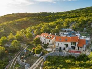 een luchtzicht op een huis in de heuvels bij Villa in Zagvozd with swimming pool in Šarići