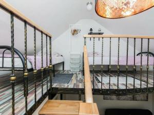 een kamer met twee stapelbedden en een trap bij Villa in Zagvozd with swimming pool in Šarići +48 foto's