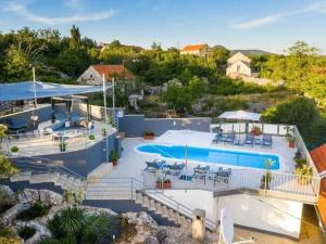 een luchtfoto van een huis met een zwembad bij Villa in Zagvozd with swimming pool in Šarići