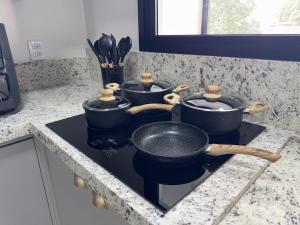 Η κουζίνα ή μικρή κουζίνα στο Apartamento Black Novo, Lindo, Moderno Jd Alvorada +10 φωτογραφίες
