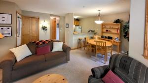 ein Wohnzimmer mit Sofa und Tisch in der Unterkunft Crystal Forest #11 By Bear Country in Sun Peaks