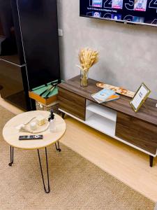 Μια τηλεόραση ή/και κέντρο ψυχαγωγίας στο Aayah The Urban Escape +1 φωτογραφίες