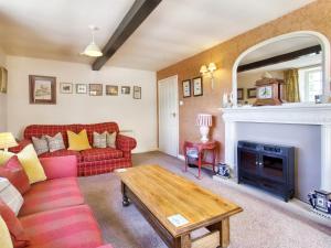 a living room with a couch and a fireplace at Carriage House - E5119 in West Burton