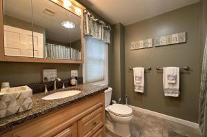 Koupelna v ubytování NEW Calm Cove Retreat w Dock & Beach + 63 fotografií