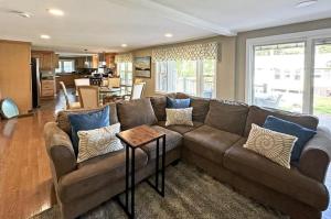 Posezení v ubytování NEW Calm Cove Retreat w Dock & Beach