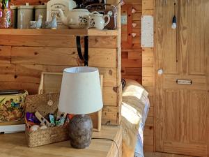 een lamp op een bed in een kamer bij The Box - Oasis Farm in Fareham +5 foto's