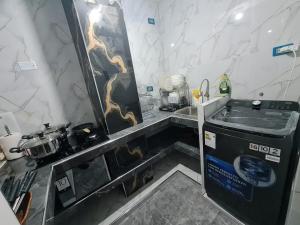 a small kitchen with a stove and a sink at Departamento en Nuevo Chimbote in Chimbote