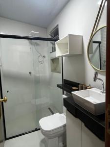 a bathroom with a shower and a toilet and a sink at Quarto em Belém - Próximo ao Mercado de São Brás in Belém