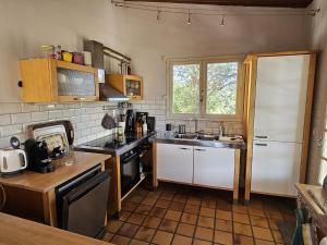 Η κουζίνα ή μικρή κουζίνα στο Inviting holiday home in Pierrerue