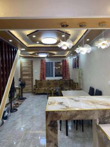 une salle de conférence avec une table, des chaises et un escalier dans l'établissement Arya's Place Transient Home, à Camilmil 2 autres photos