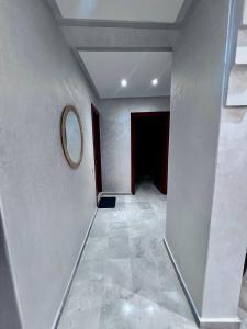 un pasillo vacío con un espejo en la pared en Marrakech Gueliz Rue zellaqa, en Marrakech