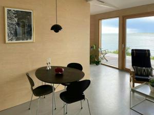 Posezení v ubytování Modern Summer House By The Water In Hellebæk