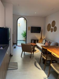 TV a/nebo společenská místnost v ubytování Pillow Homestay - Góc Mộc Mạc