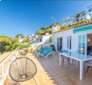 a patio with a table and chairs and a bicycle at "Terrasse de la Mer 8" Résidence"Sol y Mar" AC-Wifi-BBQ-Piscine-Pkg in Begur