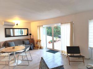 a living room with a couch and a table at "Terrasse de la Mer 8" Résidence"Sol y Mar" AC-Wifi-BBQ-Piscine-Pkg in Begur