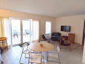 a living room with a table and chairs at "Terrasse de la Mer 8" Résidence"Sol y Mar" AC-Wifi-BBQ-Piscine-Pkg in Begur