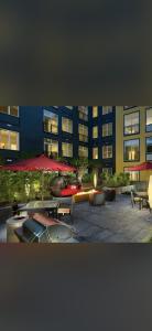 ein Gebäude mit Tischen und Sonnenschirmen in einem Innenhof in der Unterkunft Modern& stylish vibe in Fairfax