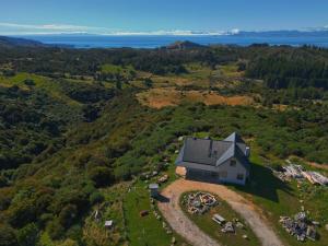 une vue aérienne d'une maison sur une colline dans l'établissement Pikikirunga House, Takaka Hill, à Upper Takaka