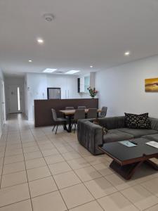 Posezení v ubytování Quarterdecks Retreat