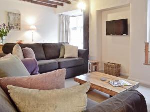 ein Wohnzimmer mit einer Couch und einem Couchtisch in der Unterkunft The Old Sweet Shop in Hook Norton