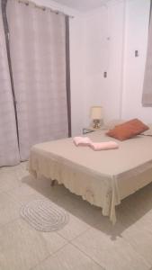 Postel nebo postele na pokoji v ubytování Jomar family home