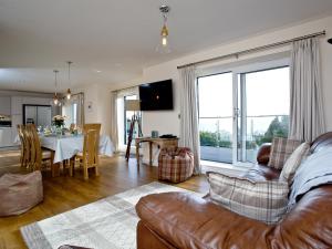 ドーリッシュにあるOrestone Viewのソファとテーブルのあるリビングルーム