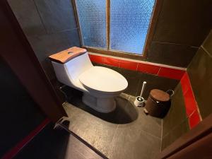 a bathroom with a toilet and a window at Loft acogedor en el campo in Putaendo