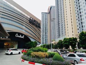 a parking lot with cars parked in front of a building at ห้องพัก แบบ Studio ติดเซ็นทรัลเวสเกต in Ban Bang Krabu