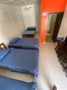 a room with two beds in a room at Hotel Los Nogales Coveñas in Coveñas